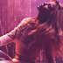 Kylie Minogue investe no country sem perder a vontade de dançar em "Dancing"