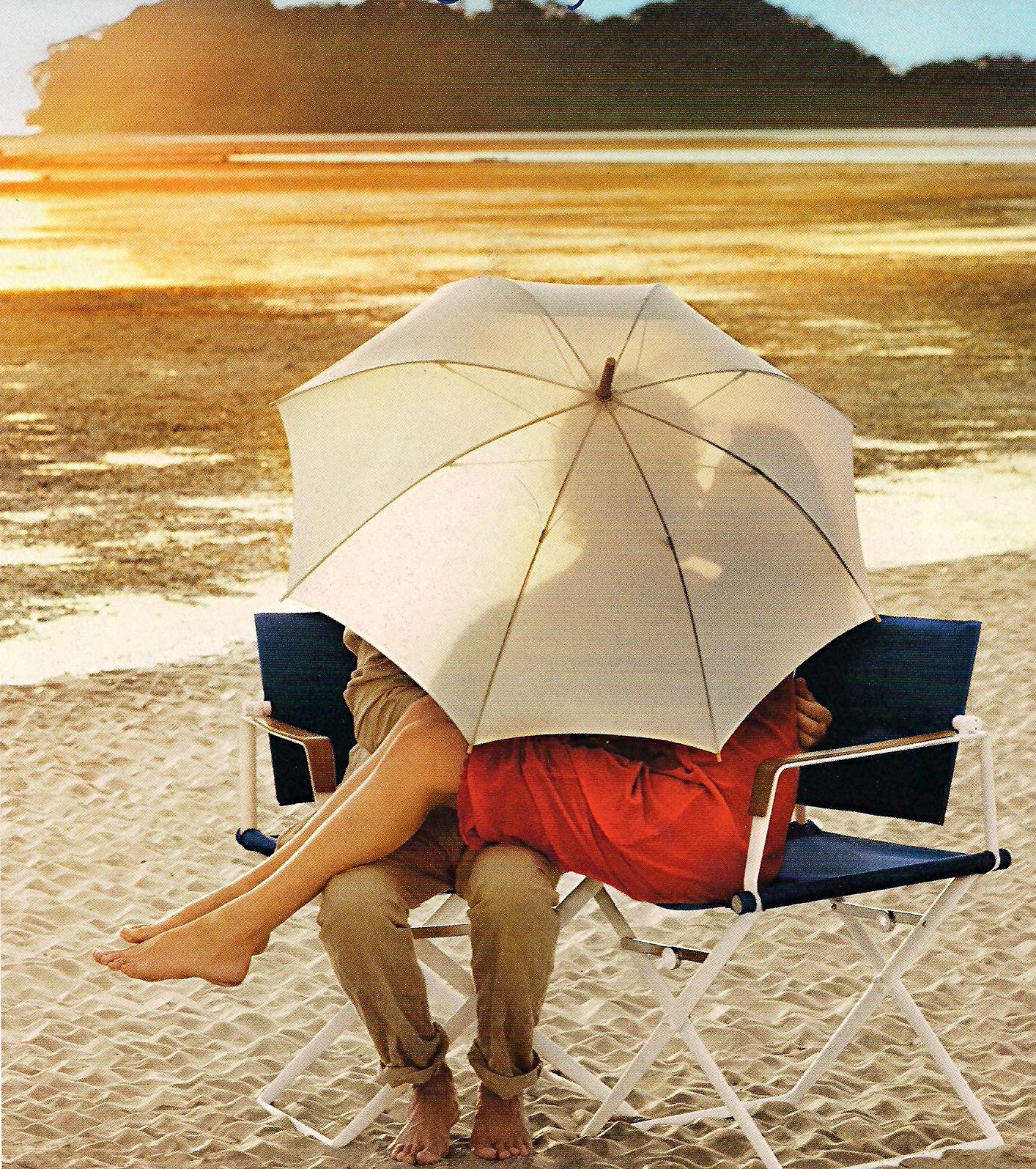 Почему летом так хорошо. Фотосессия с зонтиком. Зонт для пляжа. Девушка с зонтиком на пляже. Смешные зонтики.
