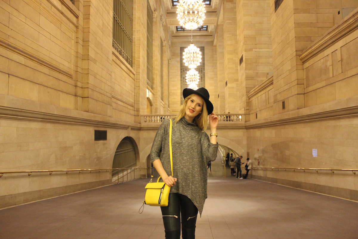 Outfit New York Grand Central Hut Turtleneck Shirt Leather Pants Outfit New York Grand Central Hut Turtleneck Shirt Leather Pants