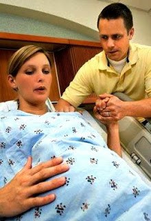 Parto Foto de mujer gestante con contracciones (dolor) junto a su esposo