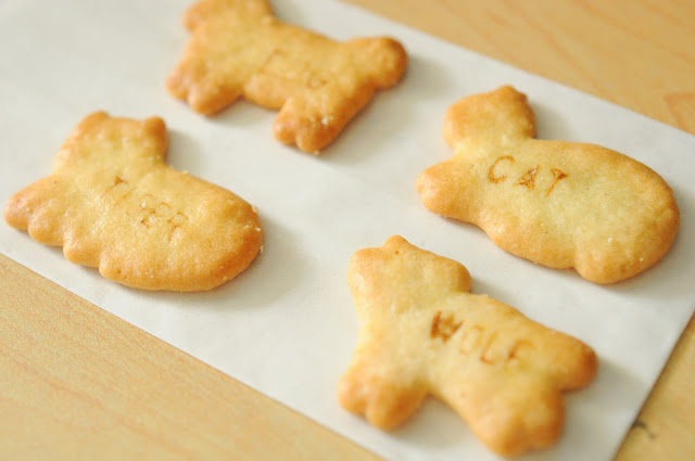 e r i n - a n t i q u e s: animal biscuits