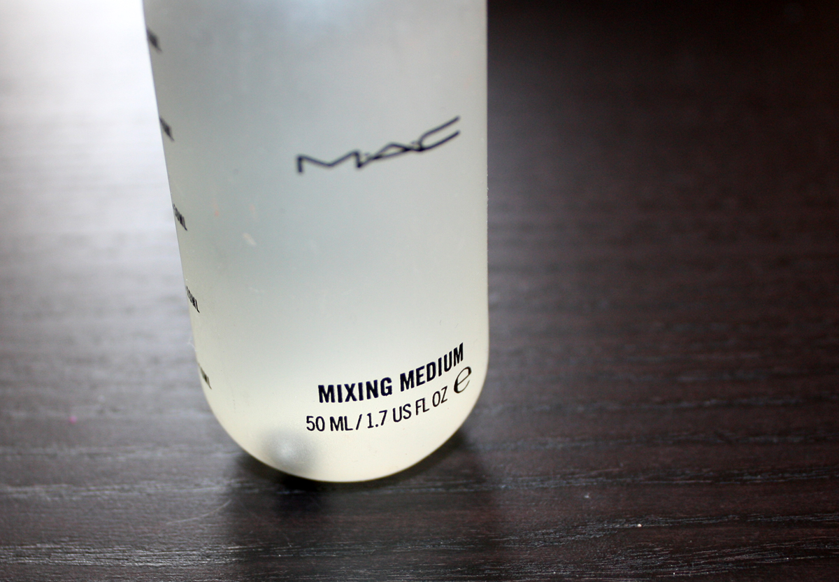 Comment intensifier et fixer ses pigments avec le MAC Mixing Medium