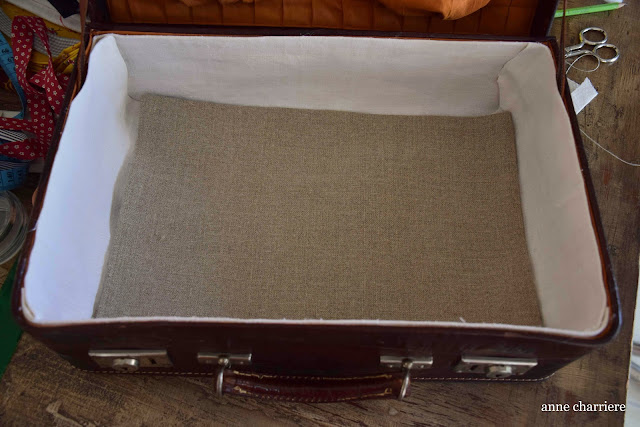 www.annecharriere.com, forrar, tapizar antigua maleta, maleta de los 50,