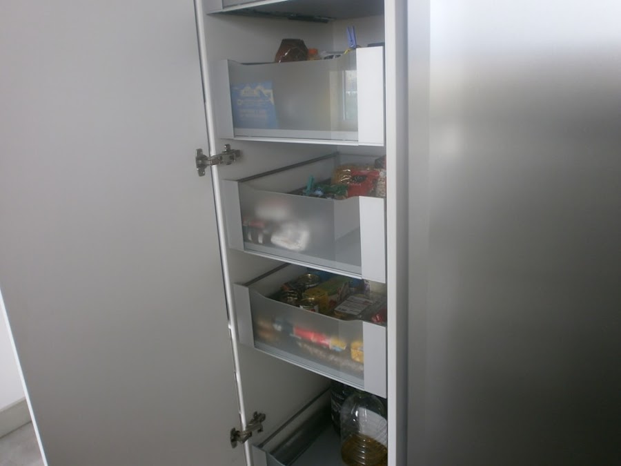 cocina-blanca-con-granito-gris-cce