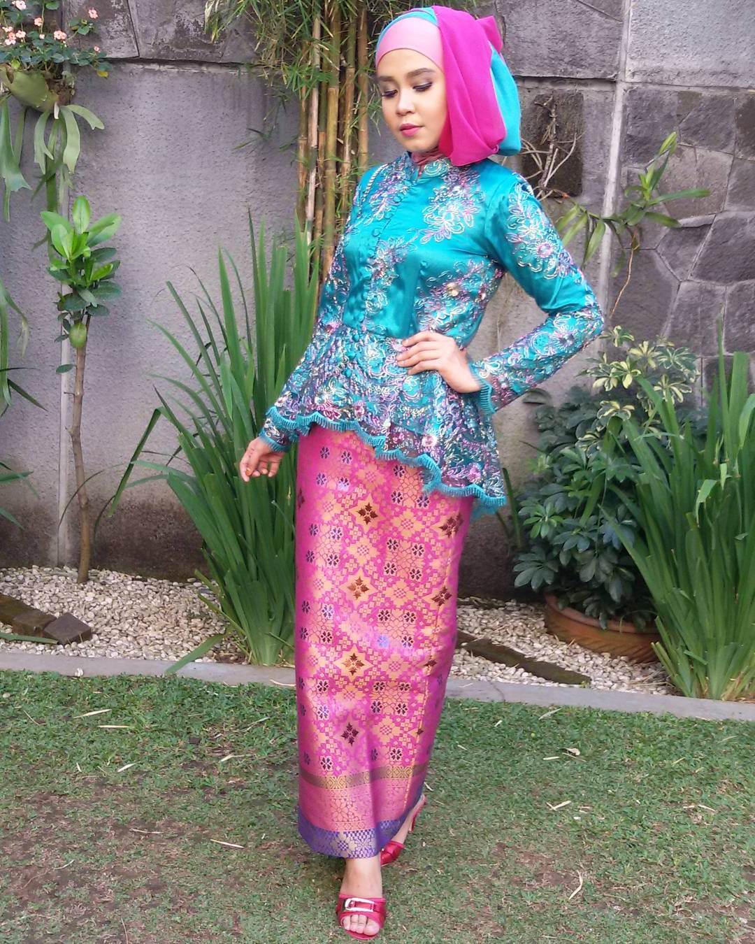 Model Kebaya Wisuda Untuk Mahasiswa Berjilbab Model Kebaya Wisuda Untuk Mahasiswa Berjilbab