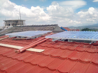 Pemborong Rangka Atap Pemasangan genteng metal pasir warna merah