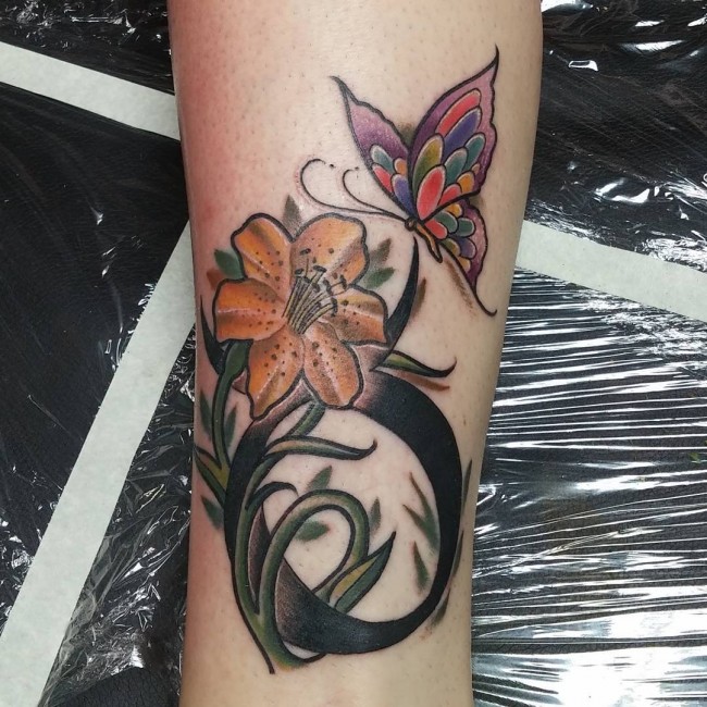 tatuaje de tauro con flor y mariposa