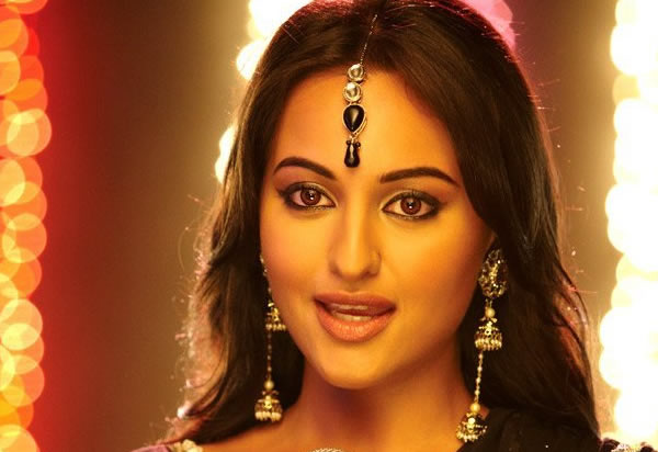 Sonakshi Sinha Face Close Up Hd Wallpaper Actresshdwallpapers 