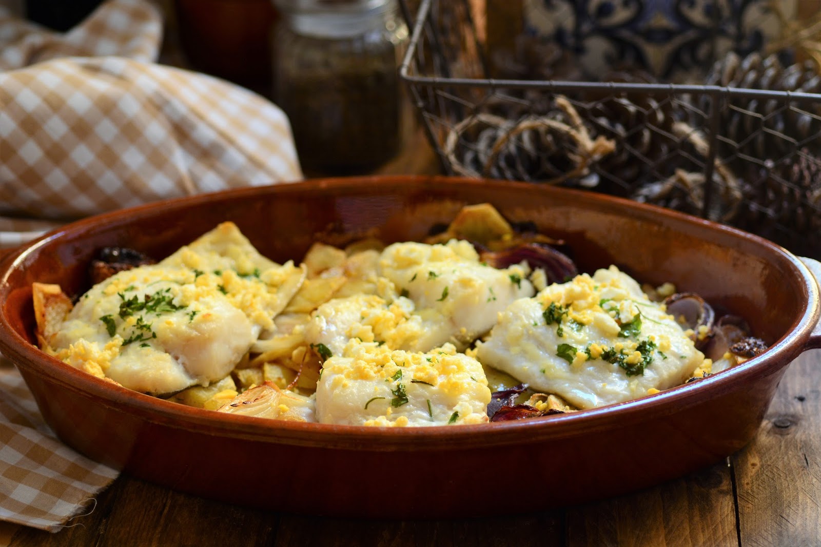 Bacalao con cebolla y mayonesa de ajo al horno. | Cuchillito y Tenedor