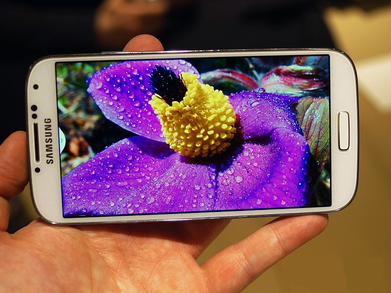 Galaxy обзор телефона. Самые дорогие самсунг фото. Самсунг живые фото телефона. Дизайн Samsung Galaxy 2013.