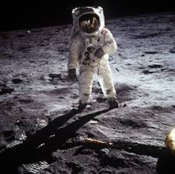  Astronot memang sesuatu yang menajubkan artinya menjadi seorang astronot bisa terbang ke  Eksperimen Pakaian Luar Angkasa