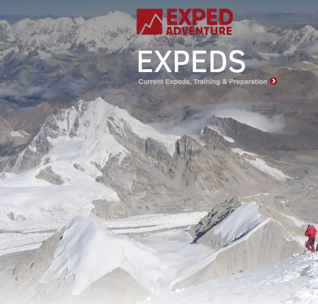 Ein Berg mit einem Banner auf der Spitze, auf dem EXPED Adventure steht