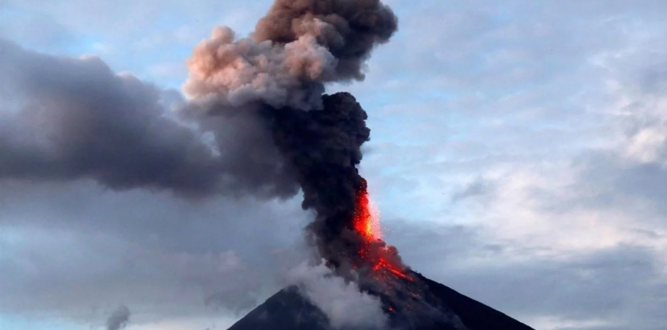 Messico: eruzione del vulcano Popocatépetl con fumo alto 2 Km.