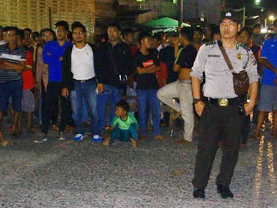 Bertahan 13 Dalam Rumah, Istri Terduga Teroris Sibolga, Abu Hamzah Ledakkan Diri Bertahan 13 Dalam Rumah, Istri Terduga Teroris Sibolga, Abu Hamzah Ledakkan Diri