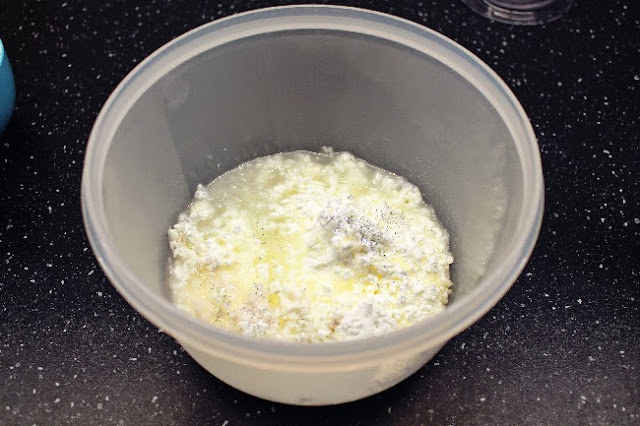 Recept voor sneeuwklei met glitters. Ingrediënten: maïzena, zout, water, cream of tartar, zonnebloemolie en glitters.