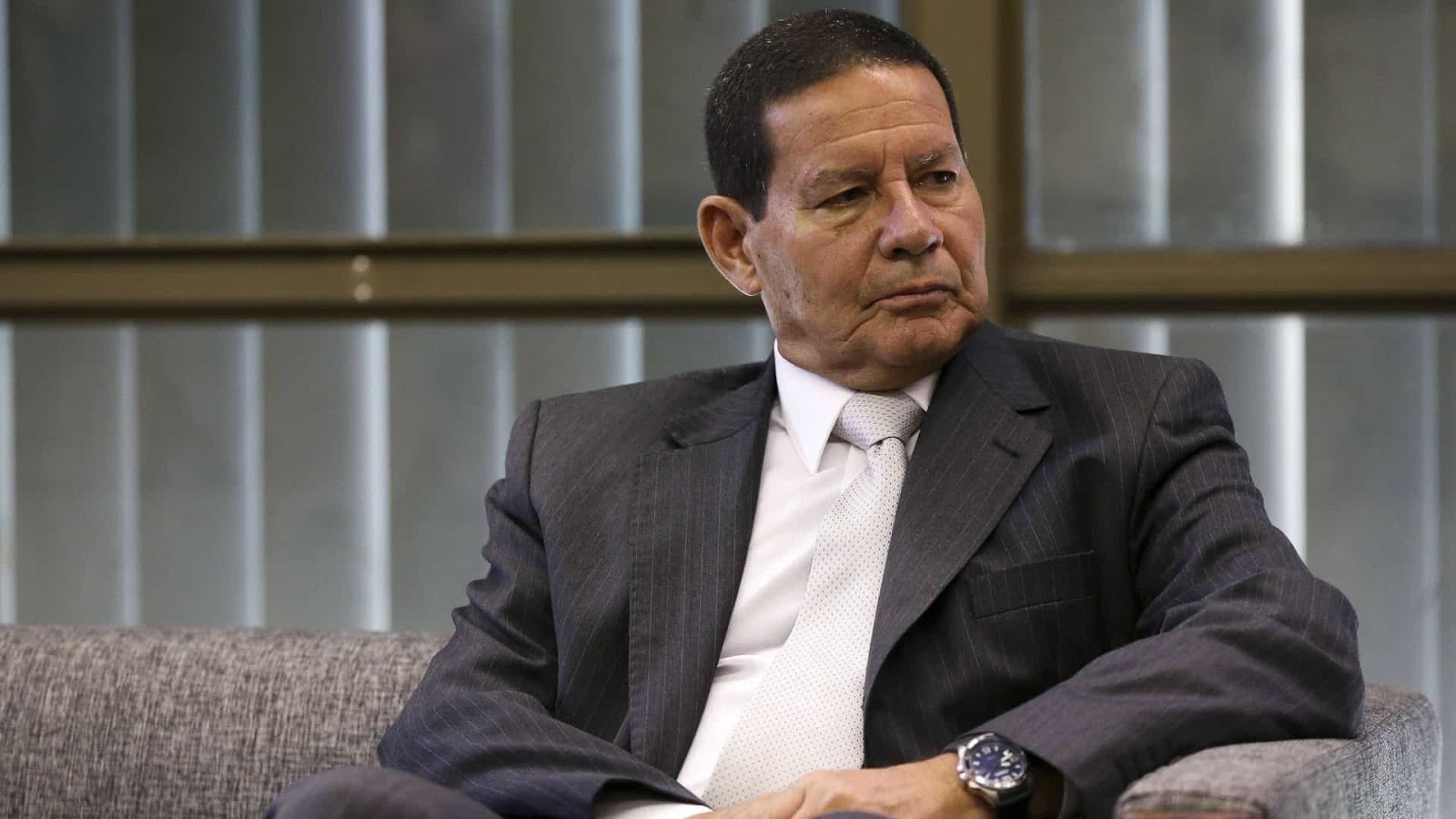 Mourão manda recado a Carlos Bolsonaro: ‘Roupa suja se lava em casa’