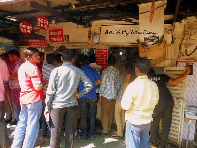 People crowd the famous Garden vada pav jaunt in Pune camp, Maharashtra