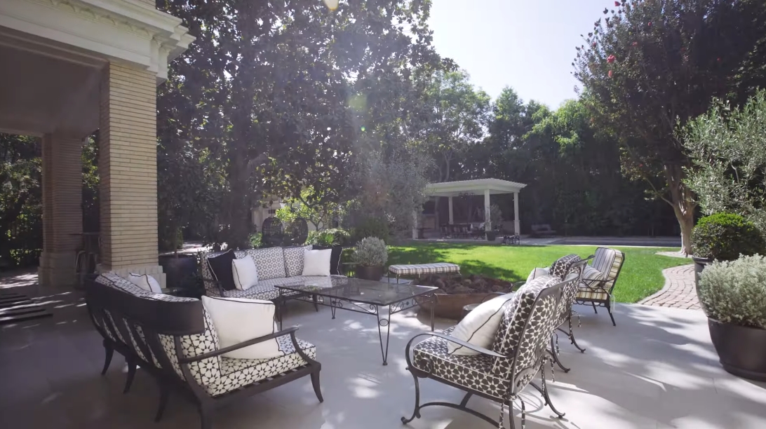 45 Interior Design Photos vs. 601 S Windsor Blvd, Los Angeles Luxury Mansion Tour