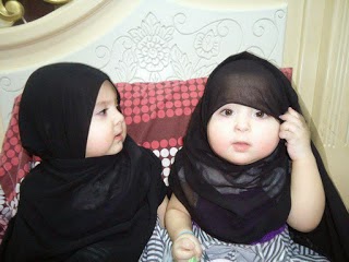 Foto Bayi Muslim Lucu Cantik Kembar Anak Perempuan Berhijab