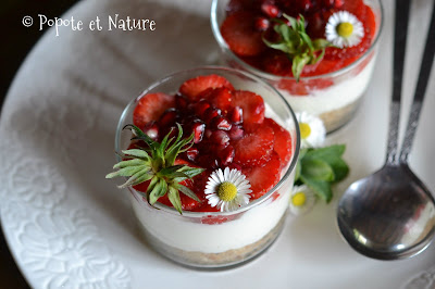 Verrines de cheesecake aux fraises, à la grenade et aux sablés de Retz ©Popote et Nature Verrines de cheesecake aux fraises, à la grenade et aux sablés de Retz ©Popote et Nature