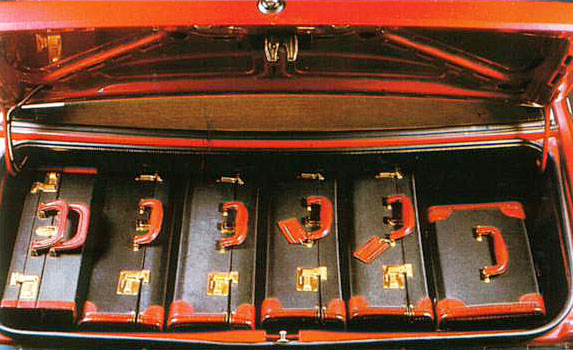 Baúl del Volkswagen Santana del año 1984. La fotografía es de un folleto de la empresa Volkswagenwerk AG de enero de 1984. Imagen: https://archivodeautos.wordpress.com/2015/01/20/santana-el-tres-volumenes-de-volkswagen/ Volkswagen Santana.