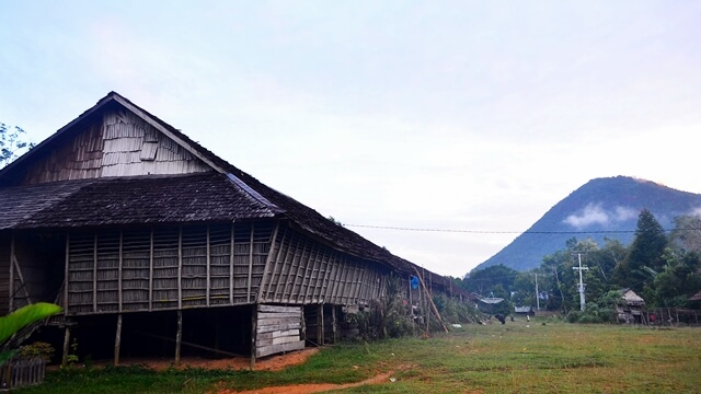 Rumah Betang Masyarakat Dayak Kalimantan Barat Rumah Betang Masyarakat Dayak Kalimantan Barat