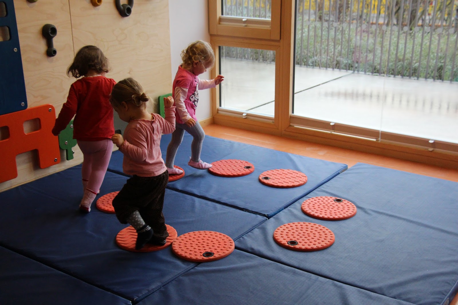 BARFUSS IM GRAS: Freispiel im Kindergarten