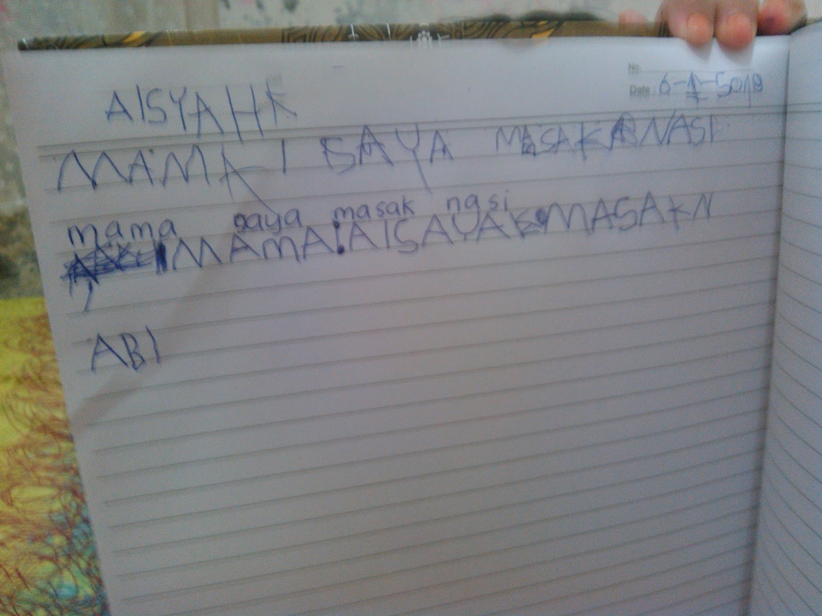 Anak sholihah ini terbiasa menulis dengan huruf kapital Kucoba mengarahkan untuk menggunakan huruf kecil dengan menuliskan contohnya lalu memintanya