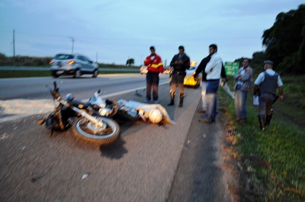 Motociclista morre após bater em traseira de caminhão na SP-340 Motociclista morre após bater em traseira de caminhão na SP-340