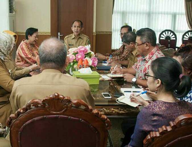 Wantimpres Diminta Dorong DAU Maluku Perhitungkan Laut Ambon, Malukupost.com - Gubernur Maluku, Said Assagaff, meminta Ketua Dewan Pertimbangan Presiden (Wantimpres), Sri Adiningsih untuk mendorong realisasi Dana Alokasi Umum (DAU) setempat yang memperhitungkan luas laut daerah ini direalisasikan pemerintah pusat pada tahun anggaran 2018. "Saya minta bantuan ketua Wantimpres untuk mendorong realisasi DAU Maluku dengan memperhitungkan luas laut mengingat sudah dijanjikan Presiden Joko Widodo (Jokowi) saat membuka Tanwir Muhammadiyah di Ambon pada 24 Februari 2017," kata Gubernur saat bertemu Ketua Wantimpres, di Ambon, Selasa (11/4).