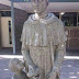 Une statue devant une école catholique fait controverse en raison d'un détail près du pénis du saint.