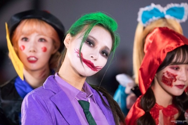 어제자 할로윈 분장하고 신촌에 나타난 아이돌.jpgif | 인스티즈