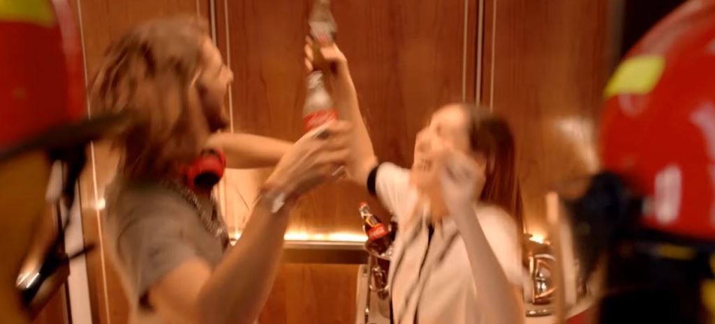 Pubblicità Coca Cola coppia in ascensore, DJ e ragazza: Modello e Modella chi sono?