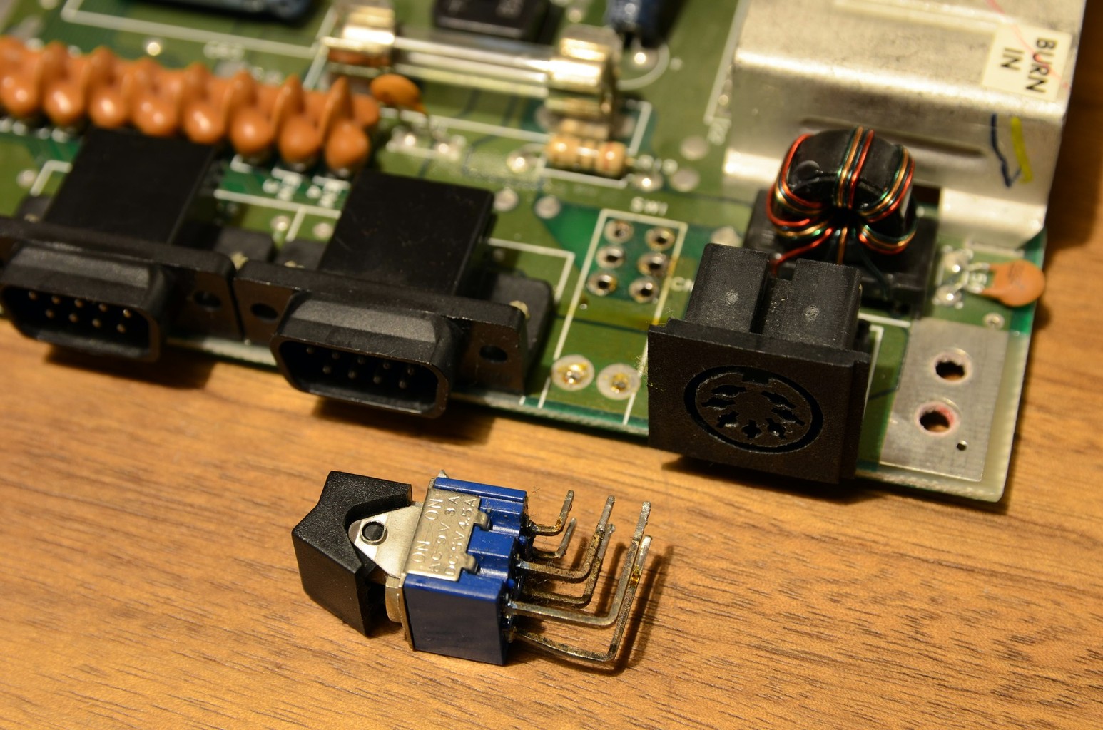 kompjut0r: C64 power switch surgery