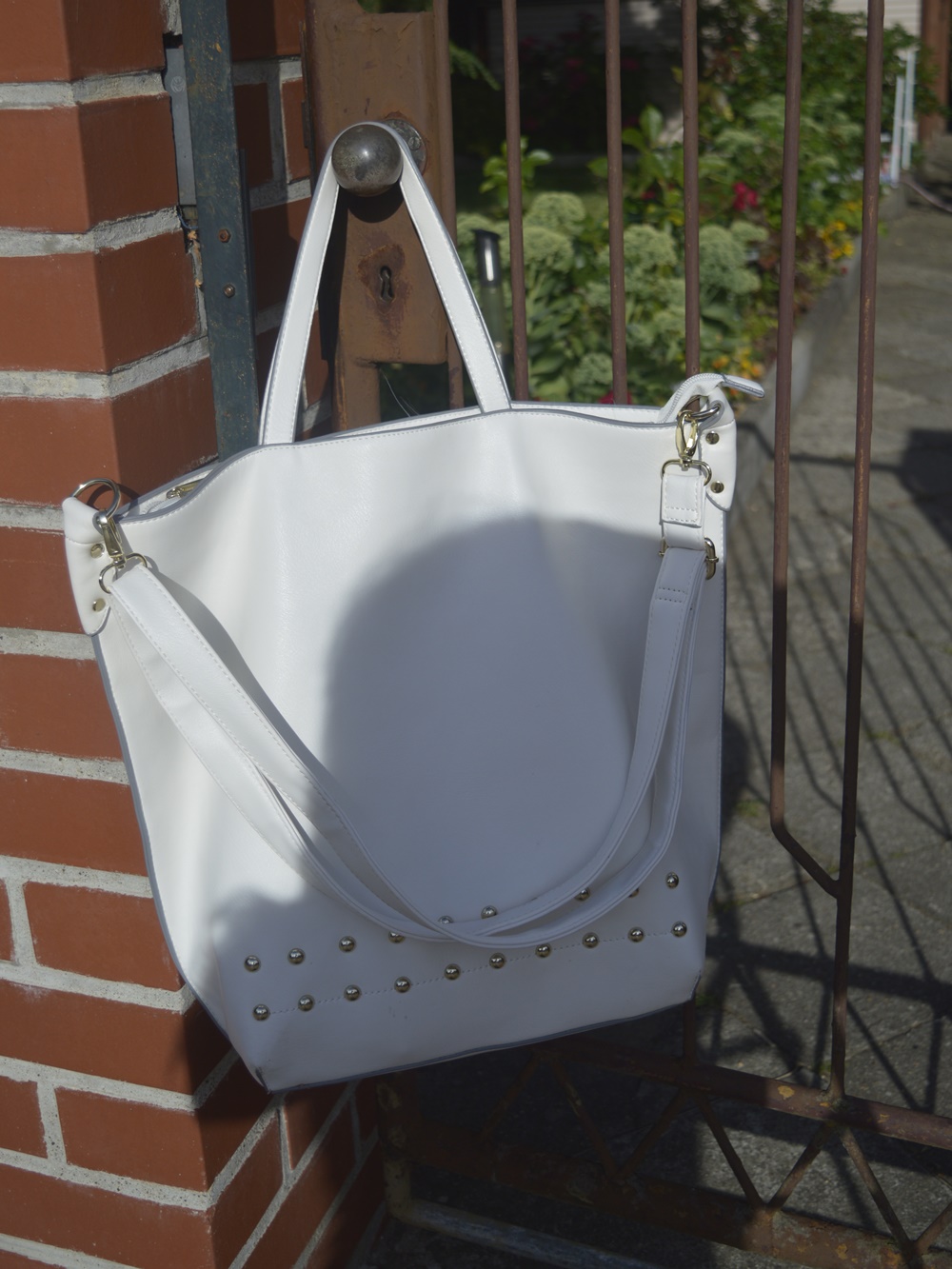 Coloured Striped Shirt and white summer shorts - Sumer Outfit with striped tunica and white shorts, combined with white leather loafers and a big white shopper -  posted by Annie K, Fashion and Lifestyle Blogger, Founder, CEO and writer of ANNIES BEAUTY HOUSE - a german fashion and beauty blog