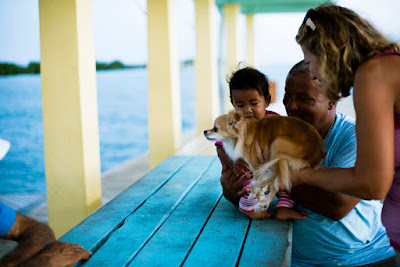  Remax Vip Belize: Many people relax on the pier