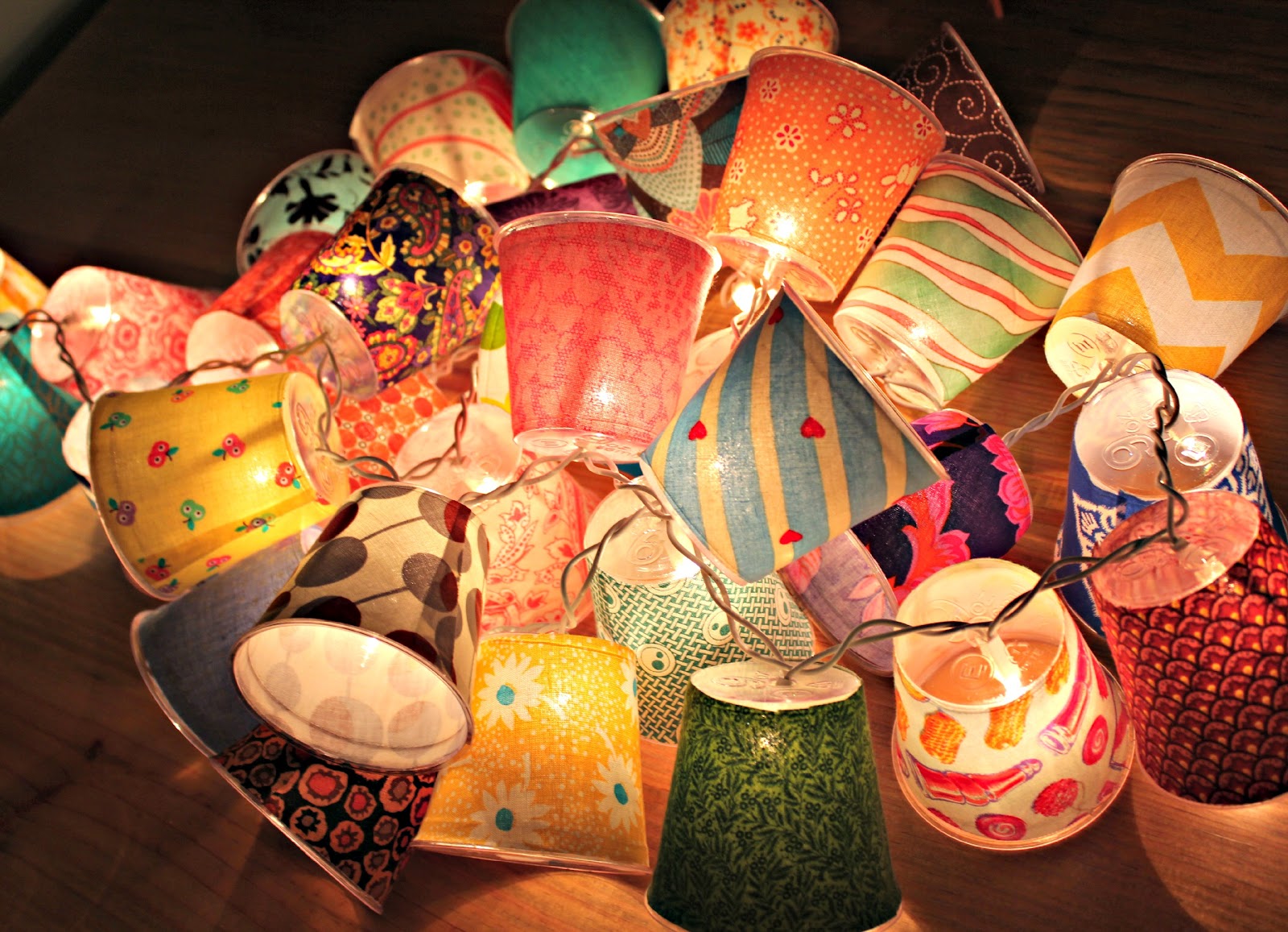 новогодний адвент для детей из бумажных стаканчиков. гирлянда из бумажных стаканчиков. гирлянда из пластиковых стаканчиков. гирлянда из бумажных стаканчиков. гирлянда из одноразовых стаканчиков.