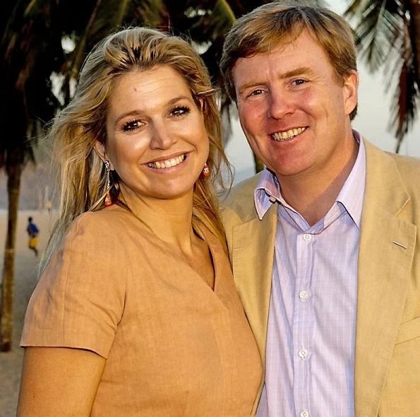 Princess Maxima and Prince Willem-Alexander on the beach of Rio de Janeiro on the last day in Brazil