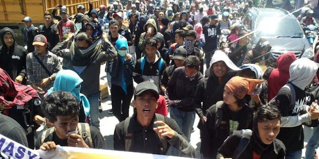 Ratusan Warga Berdemo Menuntut Poso Jadi Ibu Kota Sulawesi Timur Ratusan Warga Berdemo Menuntut Poso Jadi Ibu Kota Sulawesi Timur