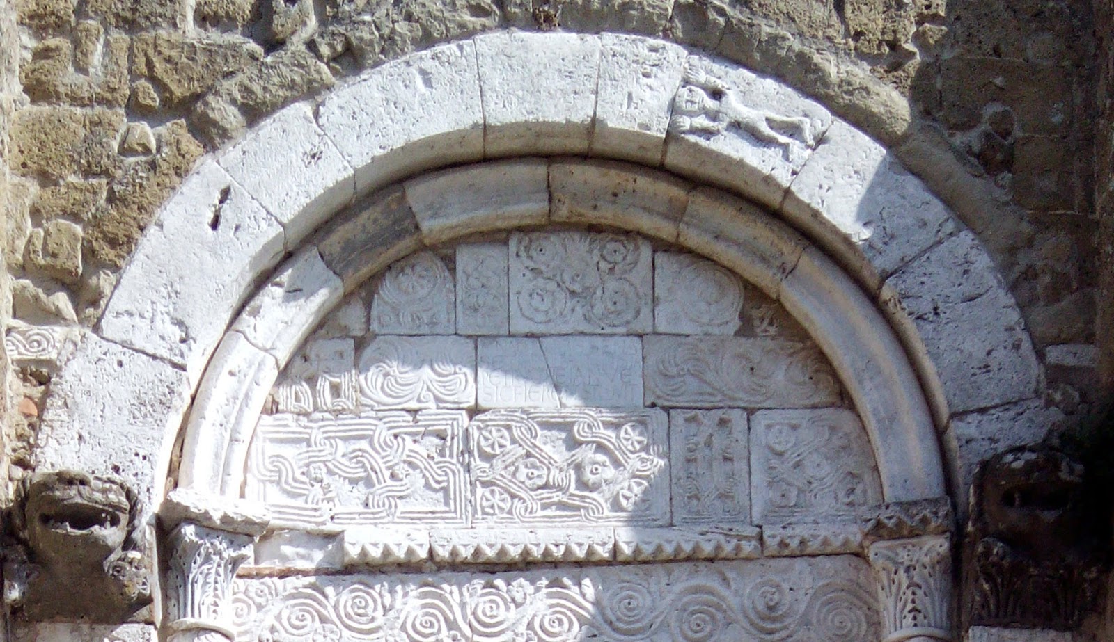 Closeup da decoração românica da Catedral de Sovana