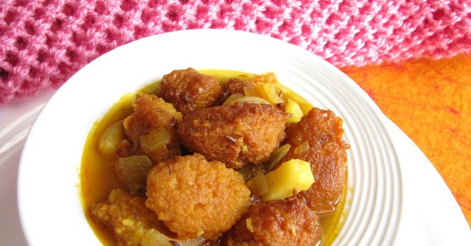 Daler Borar Jhol Kitchen e Kichu Khonn: Mushur daler borar jhol / Fried lentil balls in