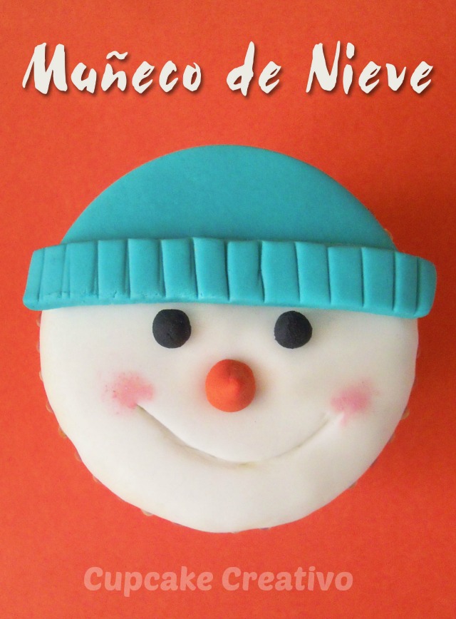 http://www.cupcakecreativo.com/2013/12/tutorial-decorar-cupcakes-muneco-nieve-navidad.html