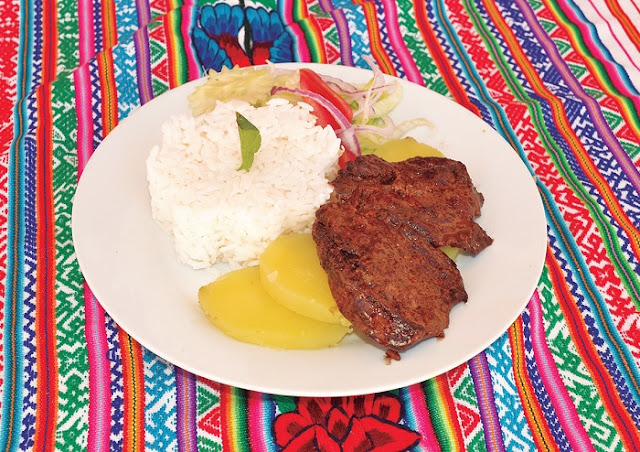 Hígado Frito con Papa y Ensalada