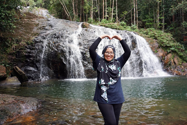 Tak mandi pun.. celup-celup kaki je.. hihi Menjelajah Tempat Menarik Di Pulau Lingga Indonesia