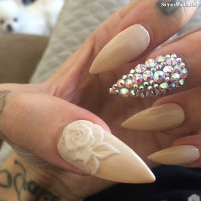 Uñas decoradas con piedras elegantes Uñas decoradas con piedras elegantes
