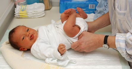 Vista llegar Haz un esfuerzo Enfermera pediátrica a domicilio en Sevilla: Cómo cambiar los pañales a un  recién nacido