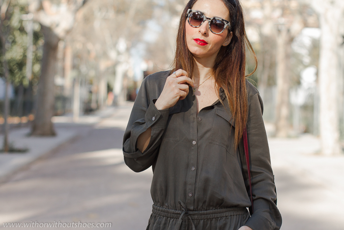 Influencer blogger valencia con look comodo estiloso idea como combinar mono khaki con bolso Chloé