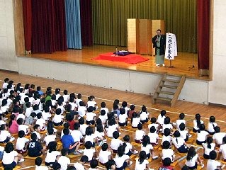 学校で開催された三遊亭楽春の楽しく学べる落語会(芸術鑑賞会)の風景です。 学校で開催された三遊亭楽春の楽しく学べる落語会(芸術鑑賞会)の風景です。