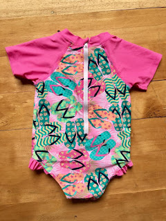 Bơi bé gái hiệu Floatimini, cái này trên web bán phải trên 30$/ 1bộ đó a, có chống nắng nha cả nhà. Hàng nguyên tag, tem còn nguyên ngay đáy quần. Made in cambodia.