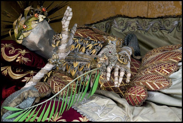 Esqueletos con joyas incrustadas de 400 años de antigüedad europa